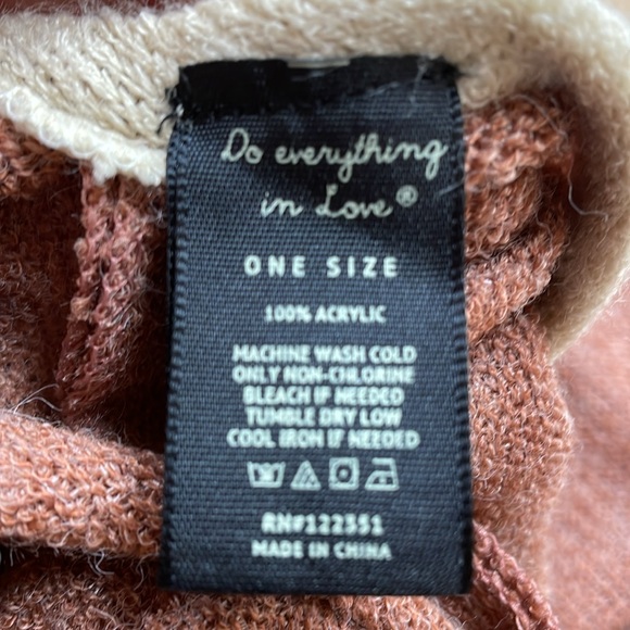 Shawl with cream at arm edges. - Picture 7 of 8